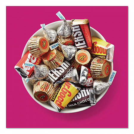 Milk Chocolate Candy Mini Assortment, 32.9 oz Bag, 122 Individually Wrapped Chocolates (22002588)