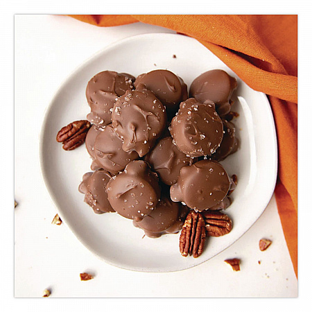 Small Batch Wonders Sea Salt Caramel Pecan Clusters, 16 oz Tub (MRY30971)